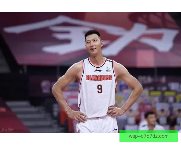 易建联481天归来举男篮旗帜